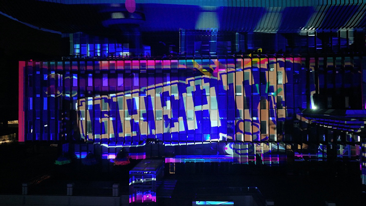 十一国庆，“雄安商务服务中心光影巨物”点亮雄安新区