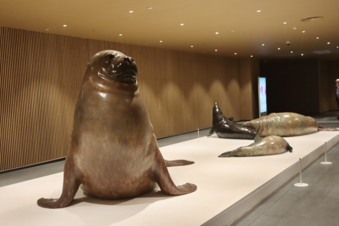 首届新绎双年展开幕：追问艺术创造力和人类未来