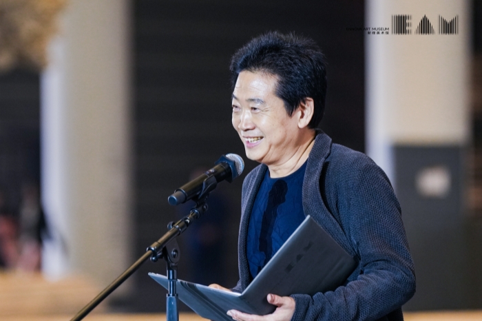 首届新绎双年展开幕：追问艺术创造力和人类未来