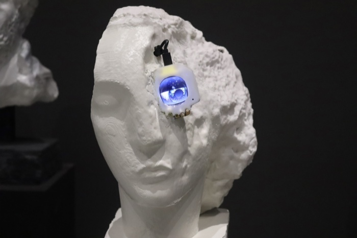 首届新绎双年展开幕：追问艺术创造力和人类未来