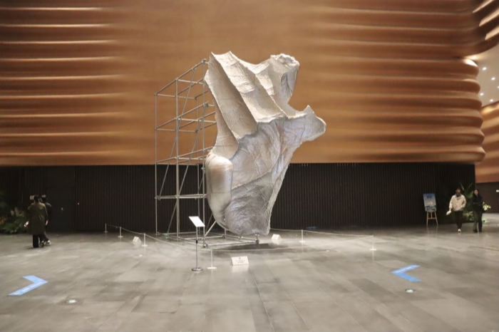 首届新绎双年展开幕：追问艺术创造力和人类未来