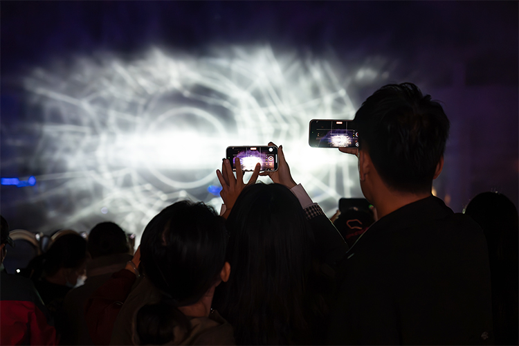 十一国庆，“雄安商务服务中心光影巨物”点亮雄安新区