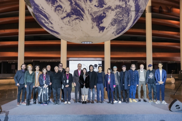 首届新绎双年展开幕：追问艺术创造力和人类未来