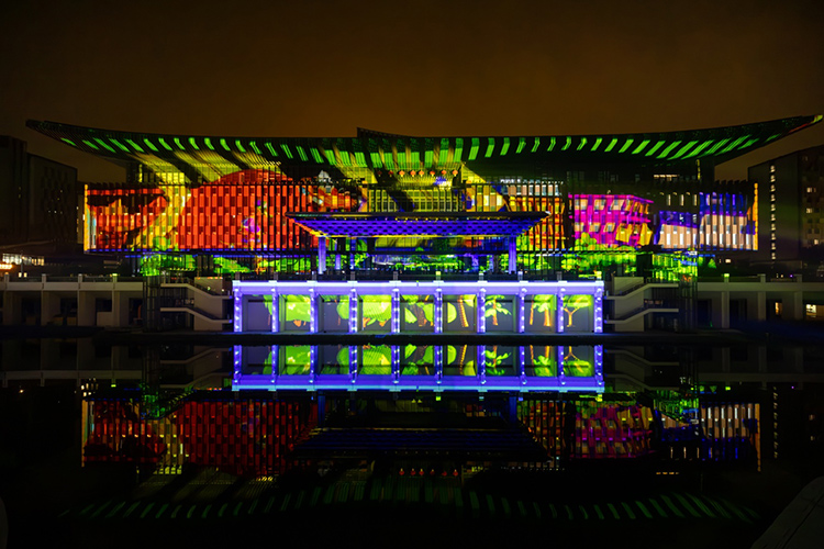 十一国庆，“雄安商务服务中心光影巨物”点亮雄安新区