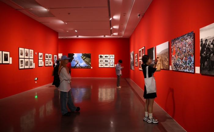 历时10余年抢救性收集 500余件摄影作品与文献呈现“国家肖像与人民史诗”