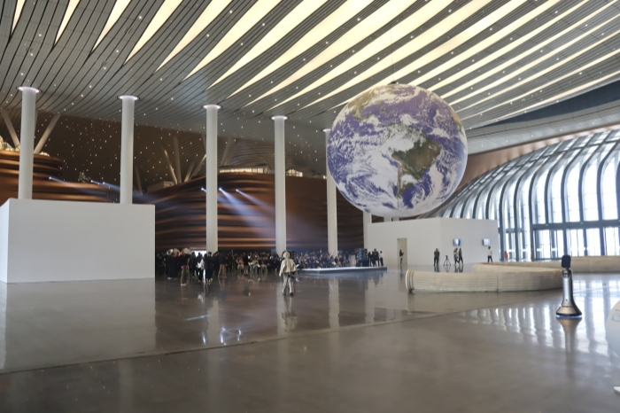 首届新绎双年展开幕：追问艺术创造力和人类未来