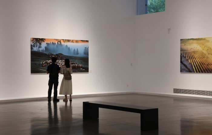 历时10余年抢救性收集 500余件摄影作品与文献呈现“国家肖像与人民史诗”