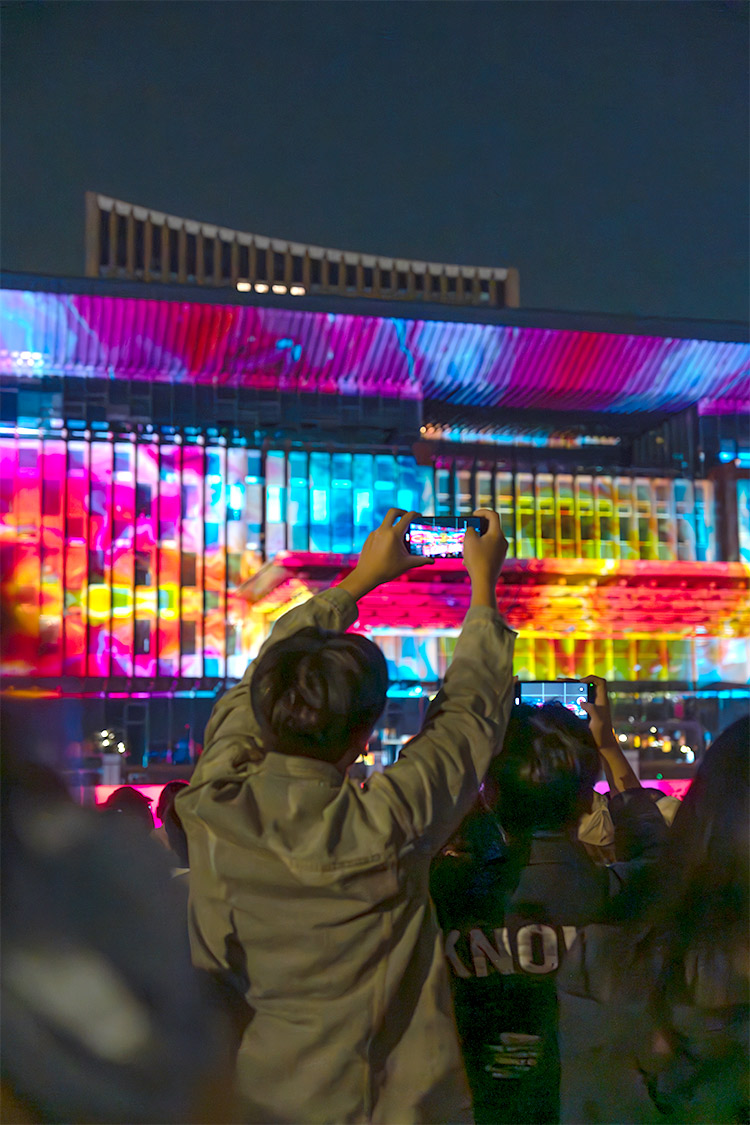 十一国庆，“雄安商务服务中心光影巨物”点亮雄安新区