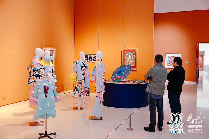 “青衿志·六秩辉”——河北工艺美术职业学院建校60周年回顾展举行