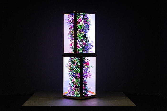 “答案都在艺术史里”——Beeple在南京呈现“来自人造未来的故事”