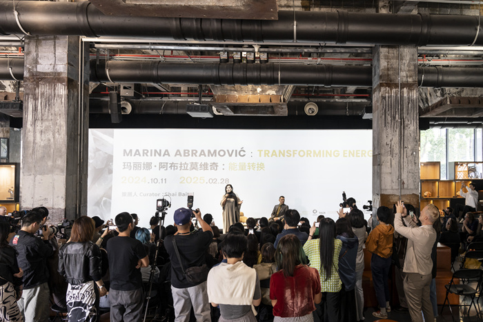 须臾，是瞬息而逝的叹息，亦是永恒能量的守恒——关于玛丽娜·阿布拉莫维奇“能量转换”的对话