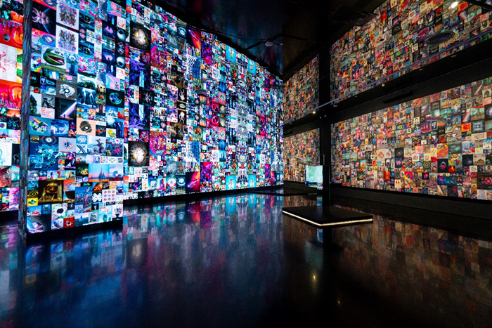 “答案都在艺术史里”——Beeple在南京呈现“来自人造未来的故事”