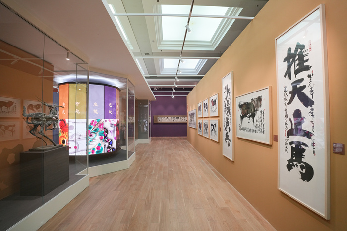 用艺术助力“亚冬会”，“韩美林生肖艺术展”第二次握手哈尔滨