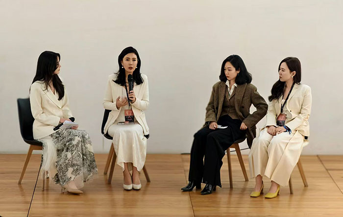 女性艺术大展“自我的呈现”：叩响从“她是谁”到“我是谁”的集体追问