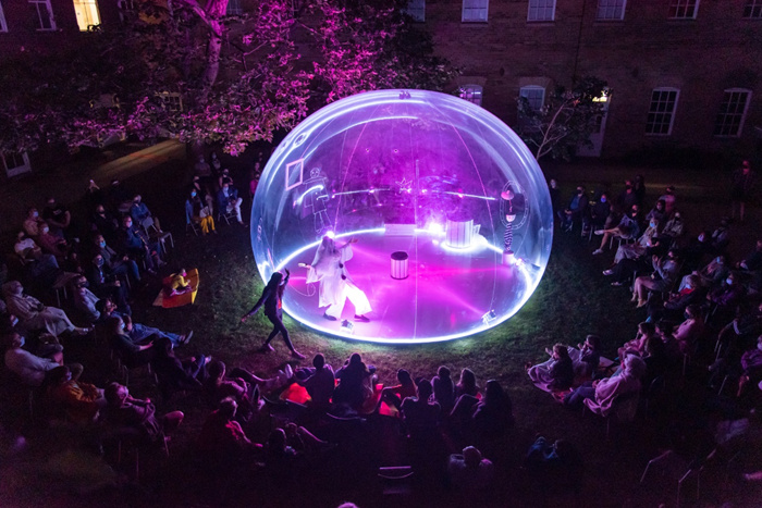 香港西九艺术节：在转动轮轴间，重构城市的艺术呼吸