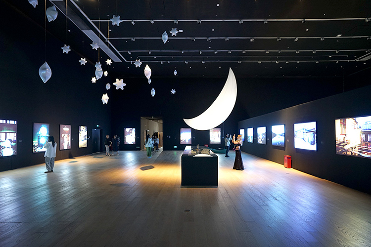 月亮先生列昂个展开幕：在深圳收到一封“月亮来信”