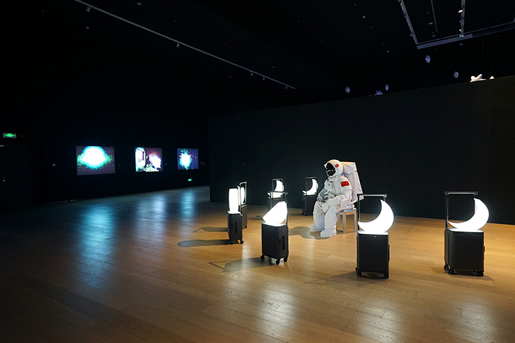 月亮先生列昂个展开幕：在深圳收到一封“月亮来信”