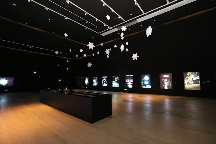 月亮先生列昂个展开幕：在深圳收到一封“月亮来信”