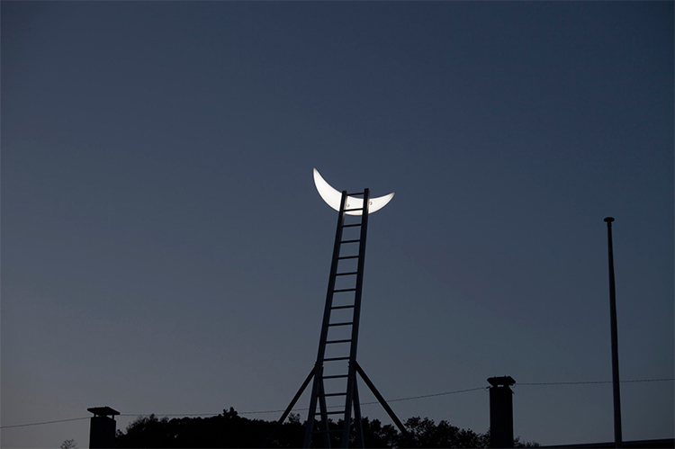 月亮先生列昂个展开幕：在深圳收到一封“月亮来信”