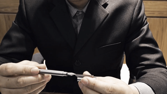 用钢笔画版画的人