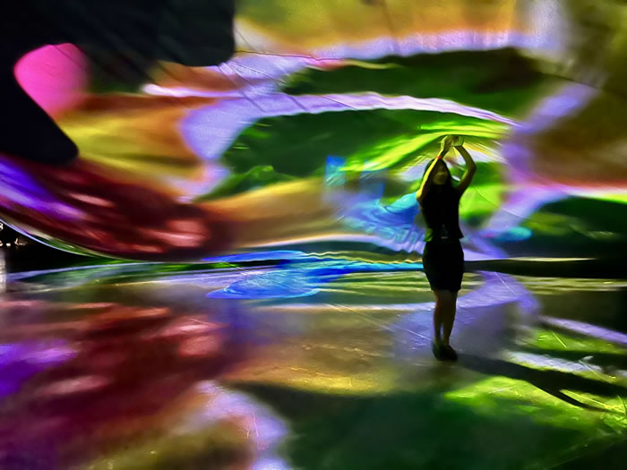 摊开掌心，纵身宇宙——皮皮乐迪在UCCA尤伦斯艺术中心的魔幻布景