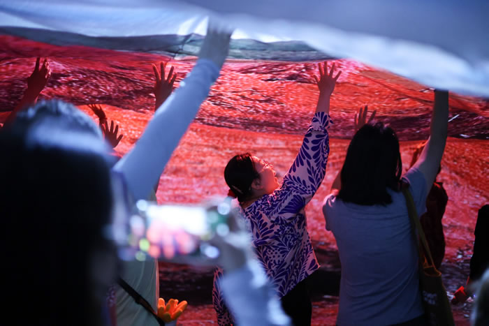 摊开掌心，纵身宇宙——皮皮乐迪在UCCA尤伦斯艺术中心的魔幻布景