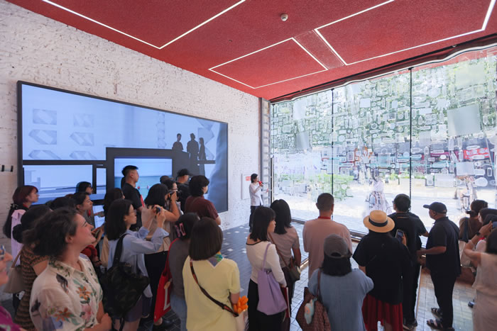 摊开掌心，纵身宇宙——皮皮乐迪在UCCA尤伦斯艺术中心的魔幻布景