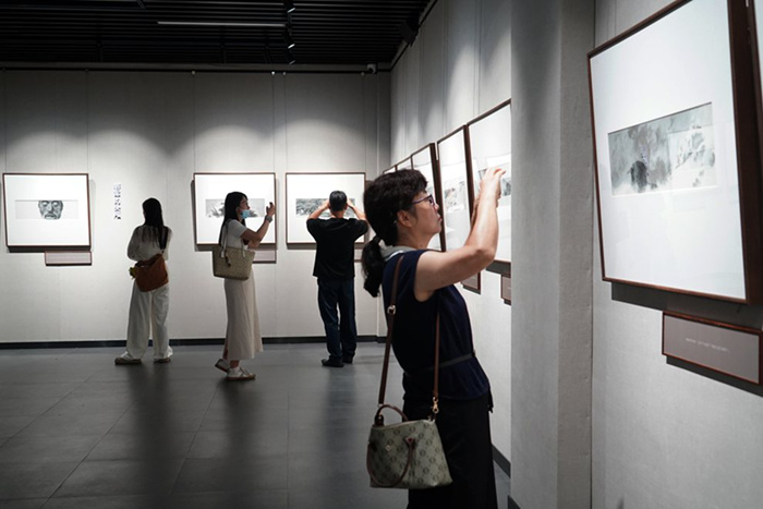 “烽火史诗——赵奇抗战题材绘画展”在合肥亚明艺术馆开幕