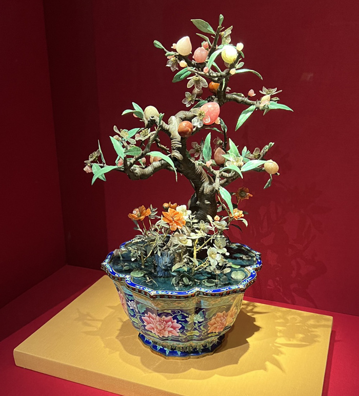 走进故宫百年大展——一件件明星文物背后，是守护传承的故事