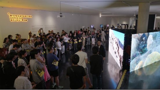 “带电的孩子”：当算法成为我们的“幻肢”