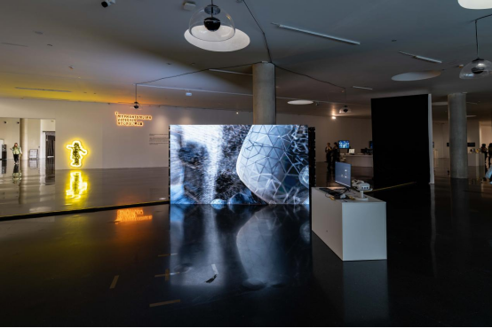 “带电的孩子”：当算法成为我们的“幻肢”